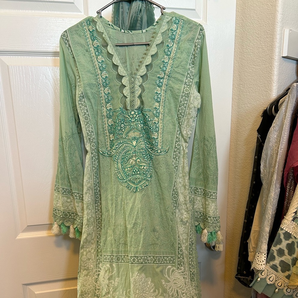 Shalwar kameez three piece
Chiffon duppta